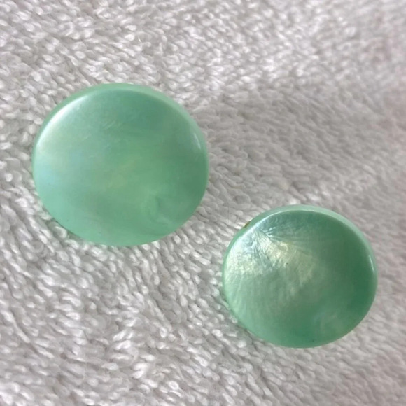 Vintage Light Green Pearlescent Plastic Circles Clip  On Earrings - Picture 6 of 8